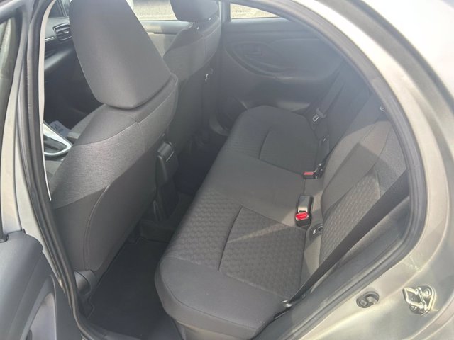 TOYOTA Yaris 1.5h trend