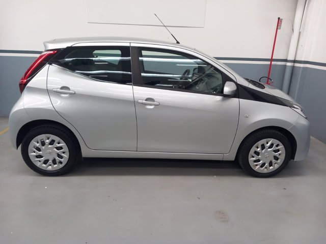 TOYOTA Aygo 5p 1.0 x-play m-mt 72cv