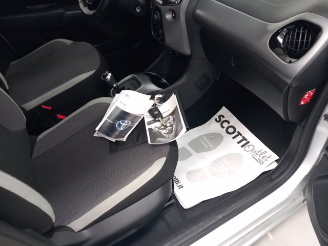 TOYOTA Aygo 5p 1.0 x-play m-mt 72cv