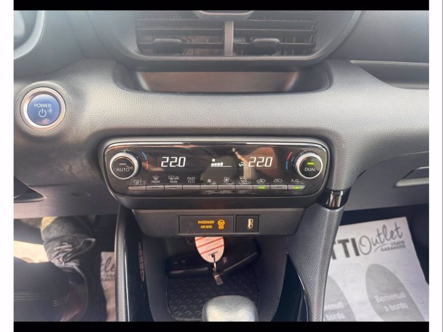 TOYOTA Yaris 1.5h lounge