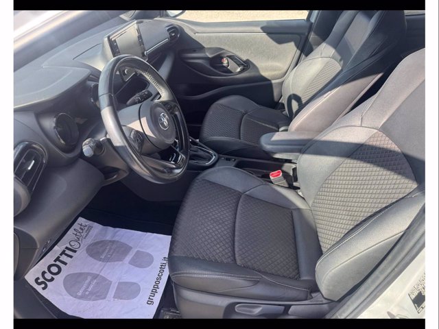 TOYOTA Yaris 1.5h lounge