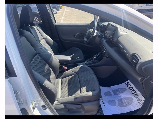 TOYOTA Yaris 1.5h lounge