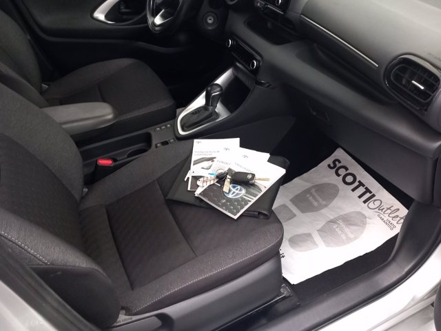 TOYOTA Yaris 1.5h active