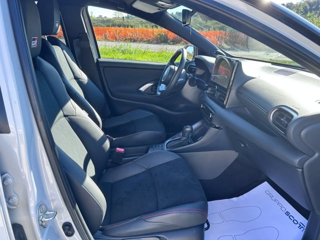 TOYOTA Yaris 1.5h 130 gr sport