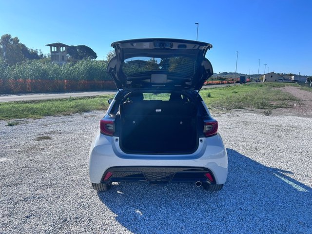 TOYOTA Yaris 1.5h 130 gr sport