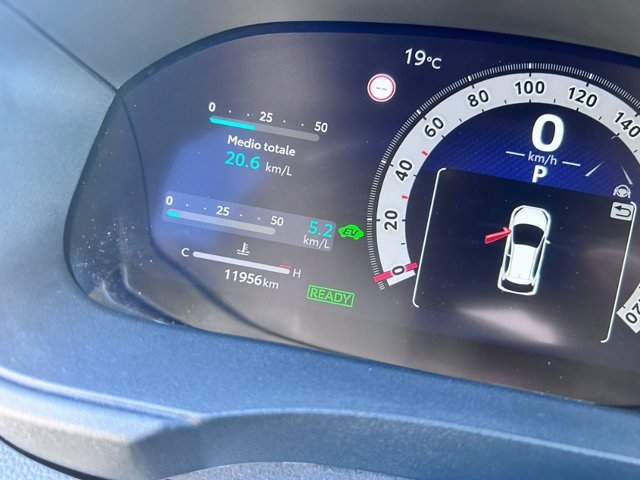 TOYOTA Yaris 1.5h 130 gr sport