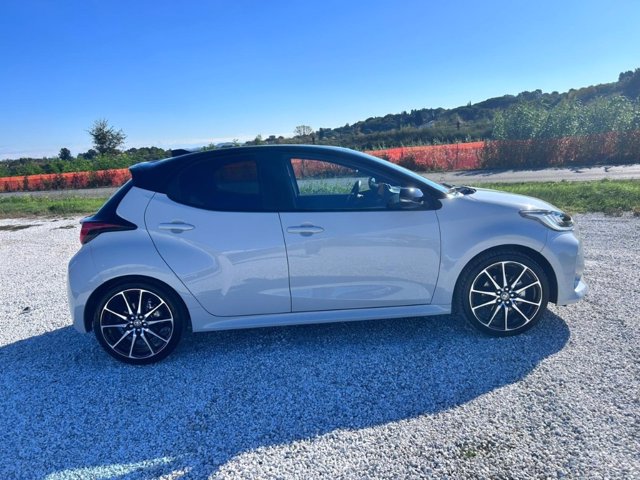TOYOTA Yaris 1.5h 130 gr sport