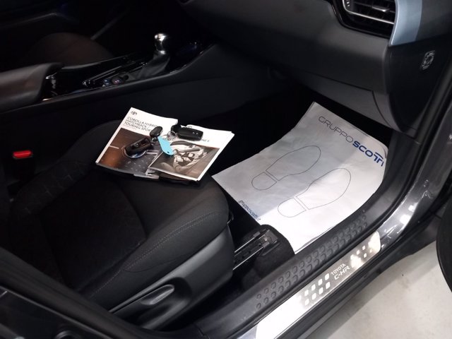 TOYOTA C-hr 2.0h trend e-cvt
