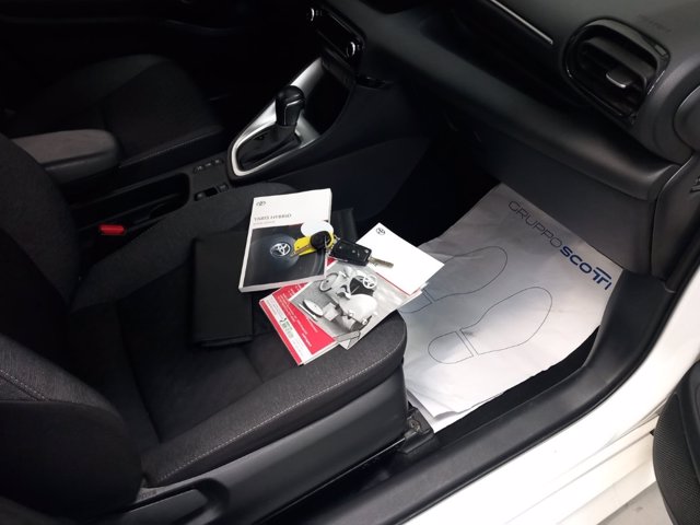 TOYOTA Yaris 1.5h active
